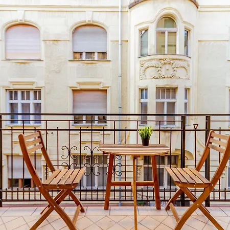 Apartment Kiraly Str. Corner Downtown