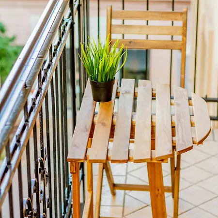 Kiraly Str. Corner Downtown *