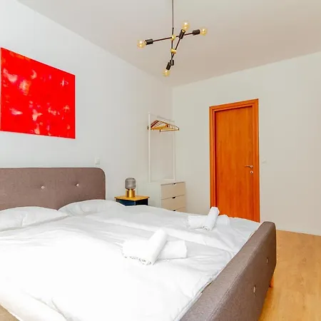 Kiraly Str. Corner Downtown